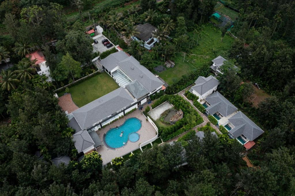 Bazén v ubytování Inventree Aranya Resort & Spa nebo v jeho okolí