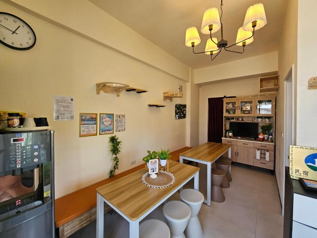 una cucina e una sala da pranzo con un tavolo e un orologio di Chi Mei Homestay a Green Island