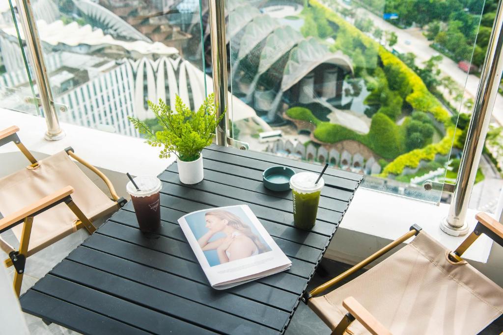 Balkón nebo terasa v ubytování WESU Apartment - Shenzhen Longhua Dalang Fashion Dalang Town Branch