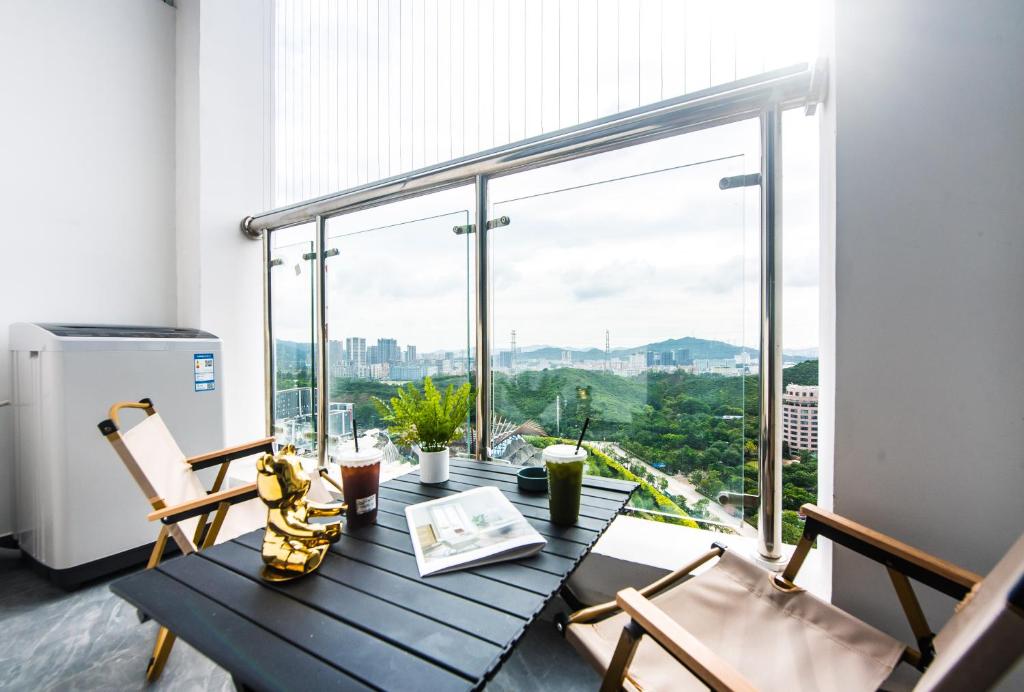 Balkón nebo terasa v ubytování WESU Apartment - Shenzhen Longhua Dalang Fashion Dalang Town Branch