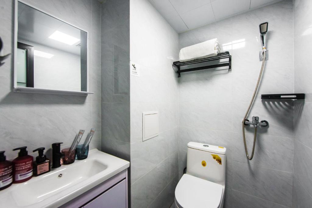 Koupelna v ubytování WESU Apartment - Shenzhen Longhua Dalang Fashion Dalang Town Branch