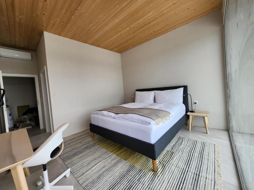 Postel nebo postele na pokoji v ubytování Lakeview Guest Rooms with huge rooftop terrace