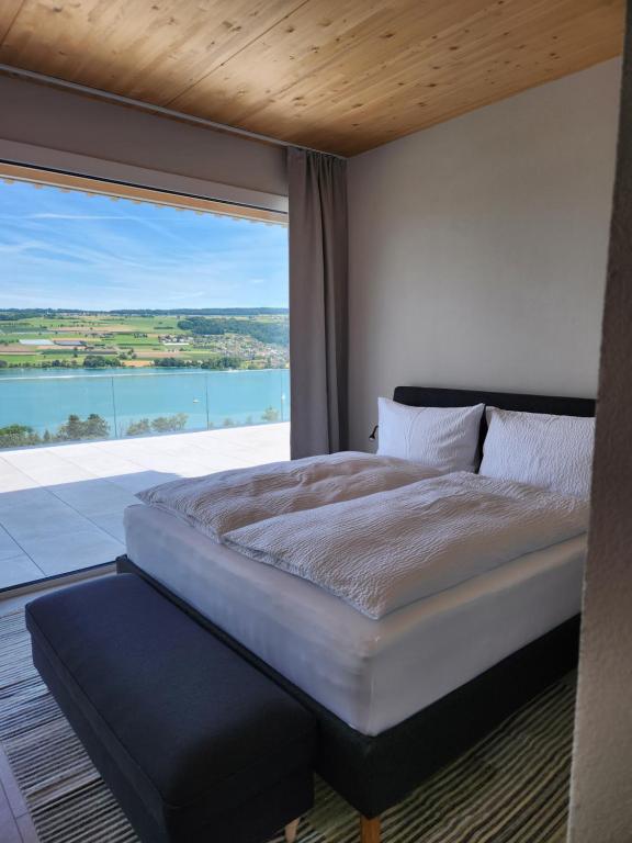 Postel nebo postele na pokoji v ubytování Lakeview Guest Rooms with huge rooftop terrace