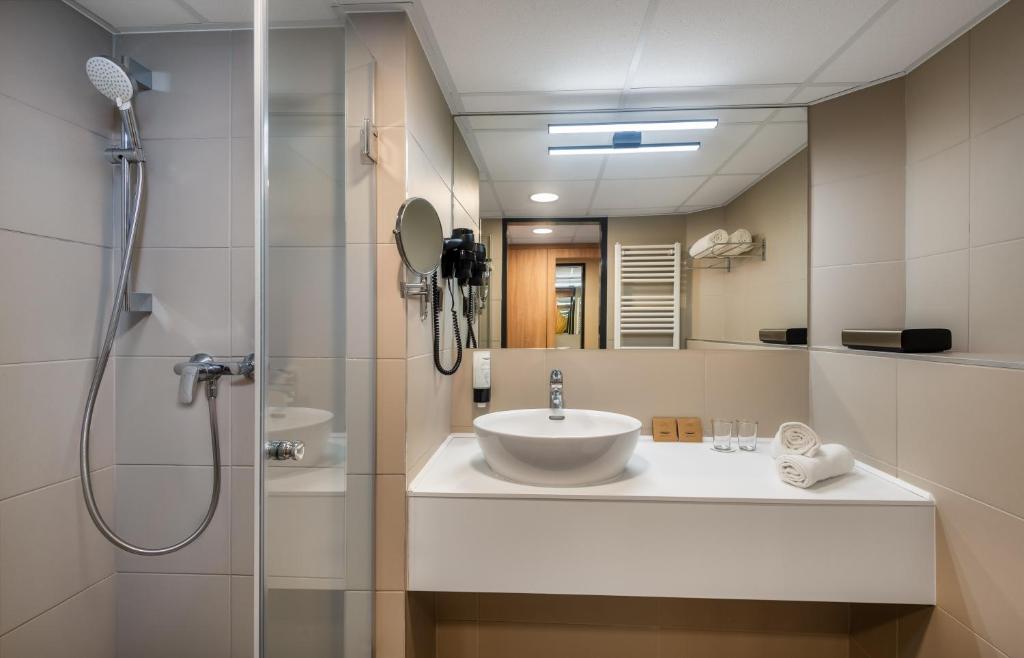 A bathroom at Hunguest Szeged - ex Forrás