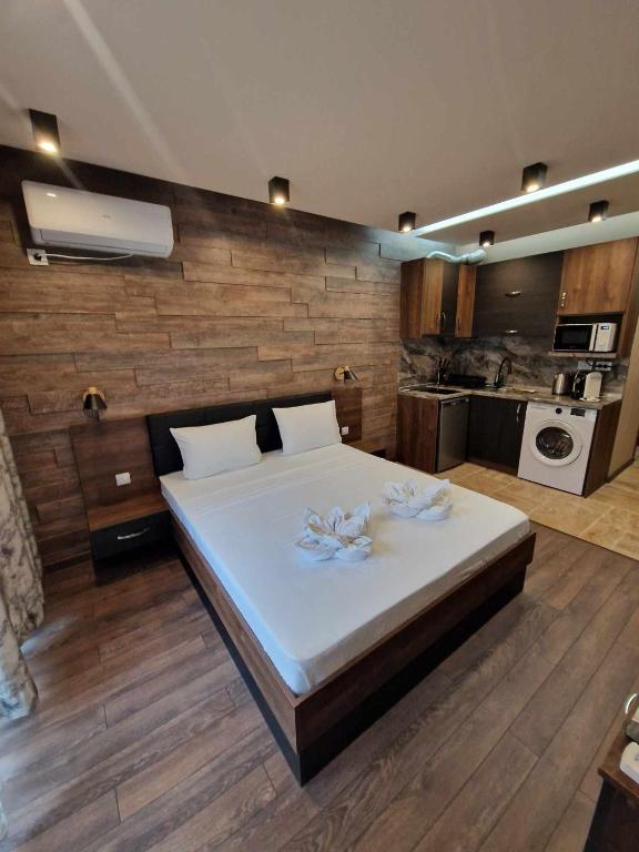 a bedroom with a bed with two flowers on it at Mit Prot Panorama Bay 2 luks Studio 40 in Sveti Vlas
