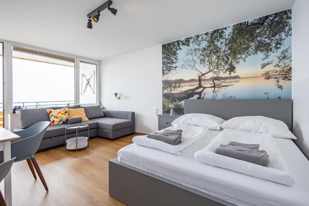 A bed or beds in a room at MOOKI Mountain & Pool Gerlitzen Apartment