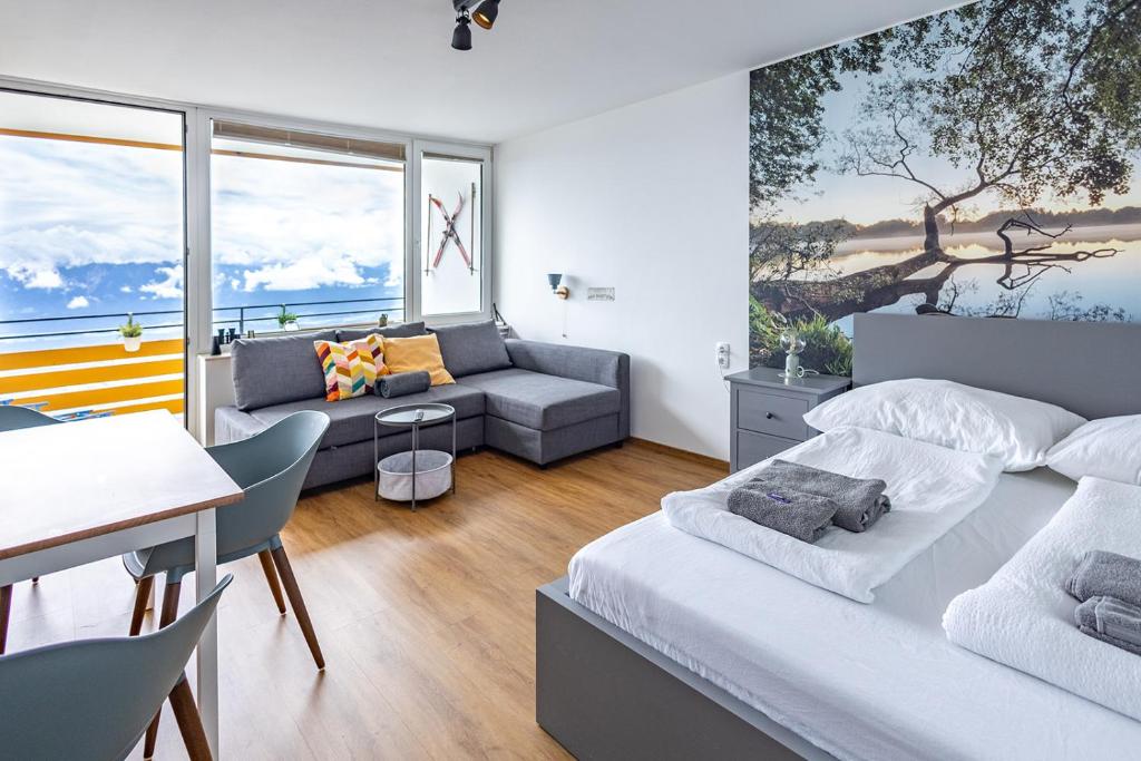 A bed or beds in a room at MOOKI Mountain & Pool Gerlitzen Apartment