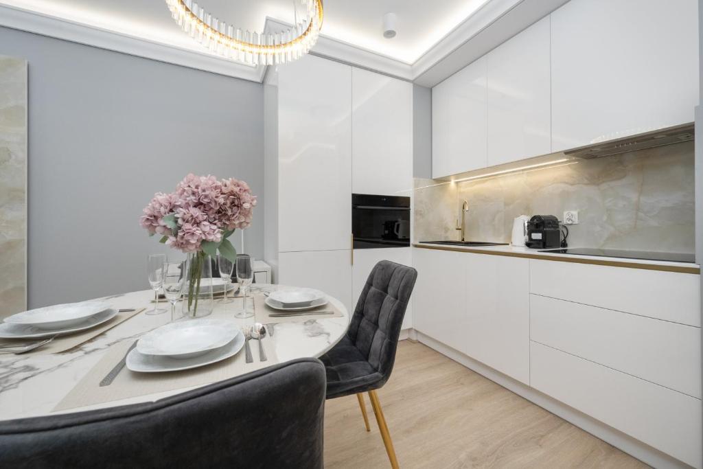 Kuchnia lub aneks kuchenny w obiekcie Elegant Apartment with Balcony by the Oder River in Wrocław by Renters Prestige