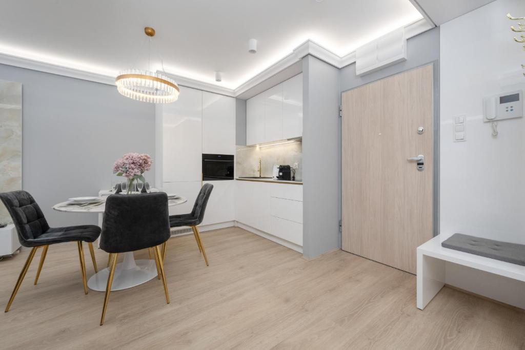 Telewizja i/lub zestaw kina domowego w obiekcie Elegant Apartment with Balcony by the Oder River in Wrocław by Renters Prestige