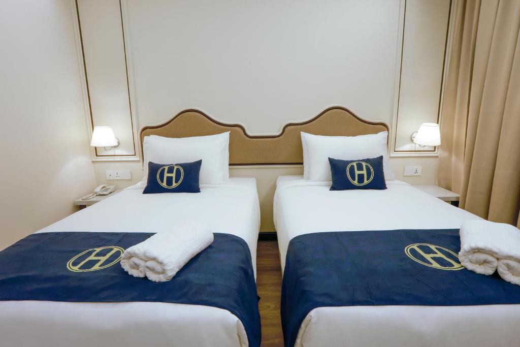 Postel nebo postele na pokoji v ubytování The Host Hotel