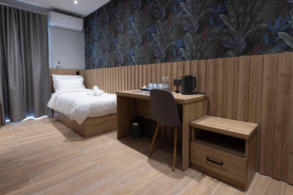 University Boutique Rooms - 16