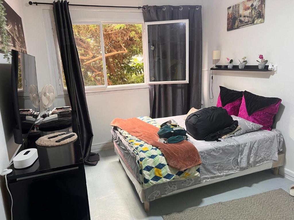 una camera da letto con un letto e una finestra di studio pour deux face a la tour Eiffel a Parigi