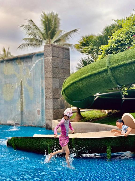 Bazén v ubytování Crowne Plaza Danang Hotel & Resort nebo v jeho okolí