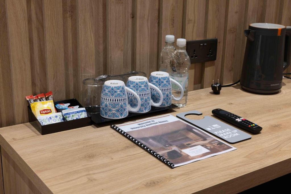 a desk with blue and white cups on it at University Boutique Rooms in Msida