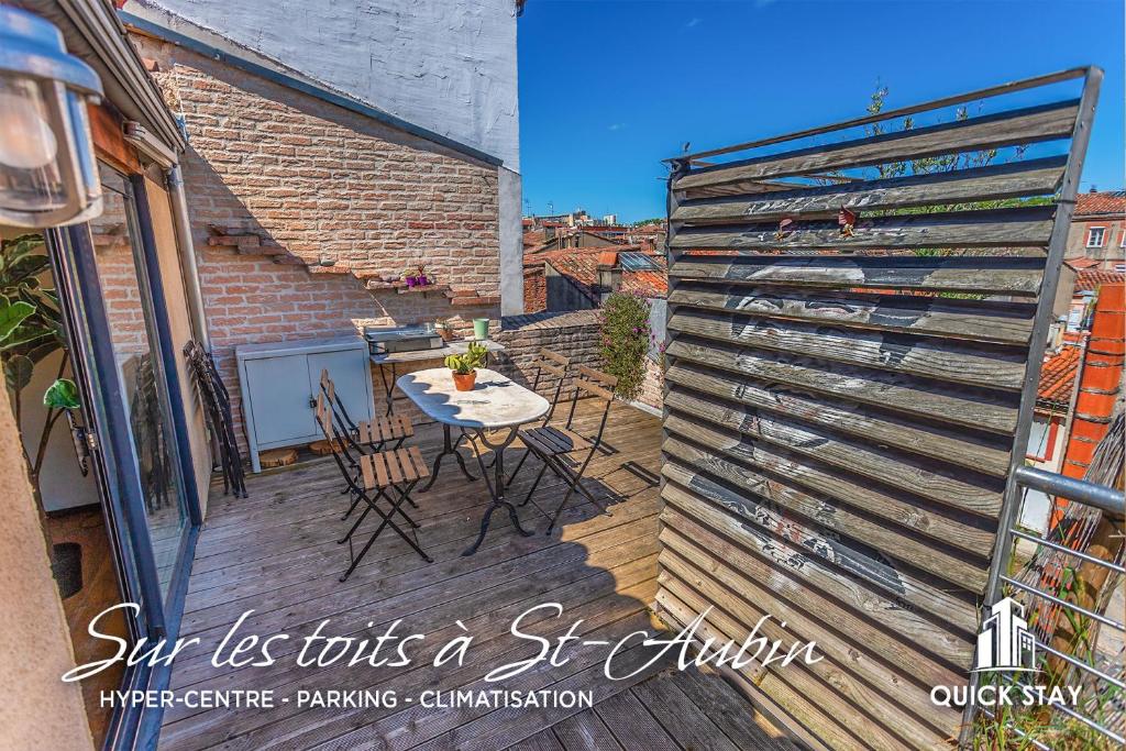 un patio avec une table et des chaises sur une terrasse dans l'établissement Roof Top in Center of Toulouse-Free Parking-, à Toulouse
