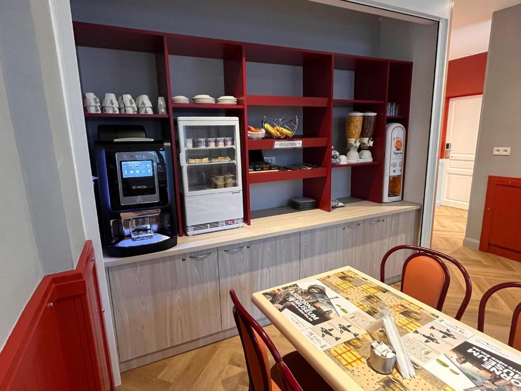 Kuchyň nebo kuchyňský kout v ubytování Hotel Angleterre