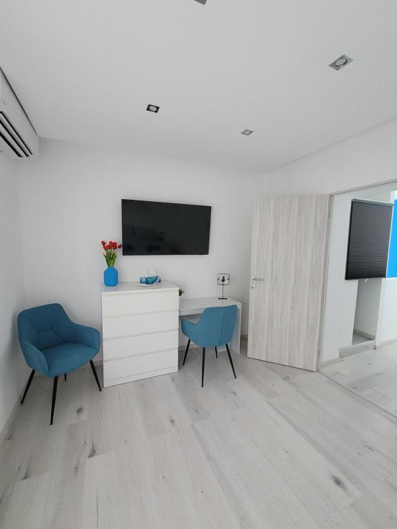 TV a/nebo společenská místnost v ubytování Blue Apartman