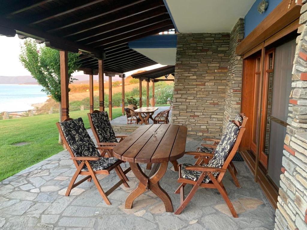 Patio nebo venkovní prostory v ubytování Mpalmpanas Villas