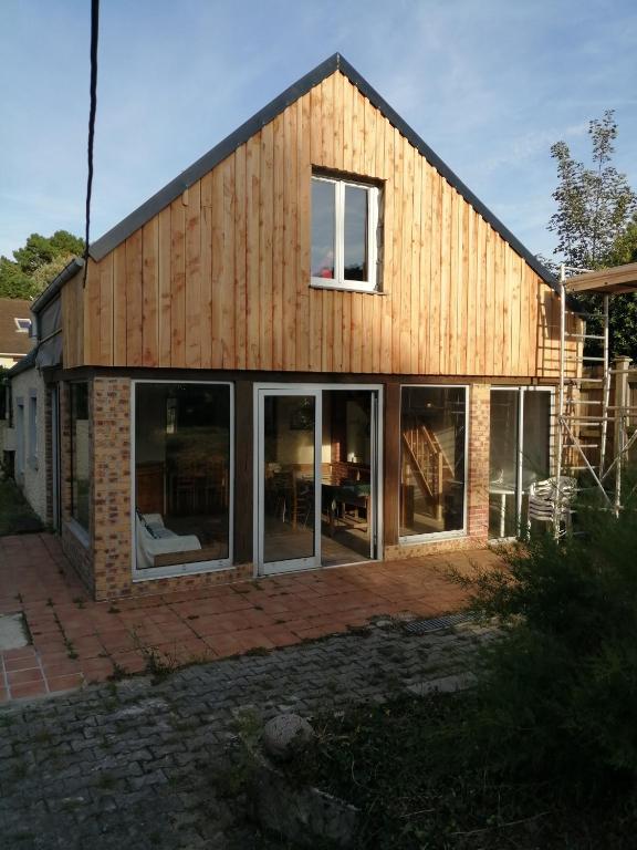 une maison dotée de portes coulissantes en verre dans l'établissement Maison proche de la Mer, à Barneville-Carteret