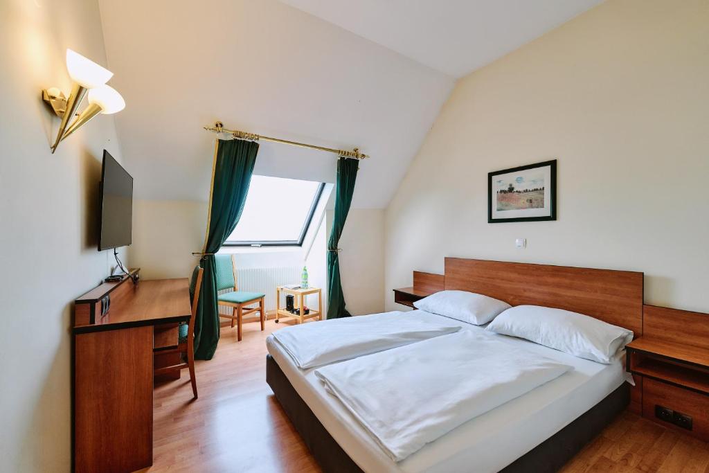 A bed or beds in a room at Hotel Deutschmeister