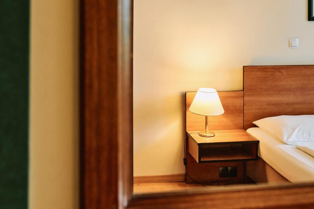 A bed or beds in a room at Hotel Deutschmeister