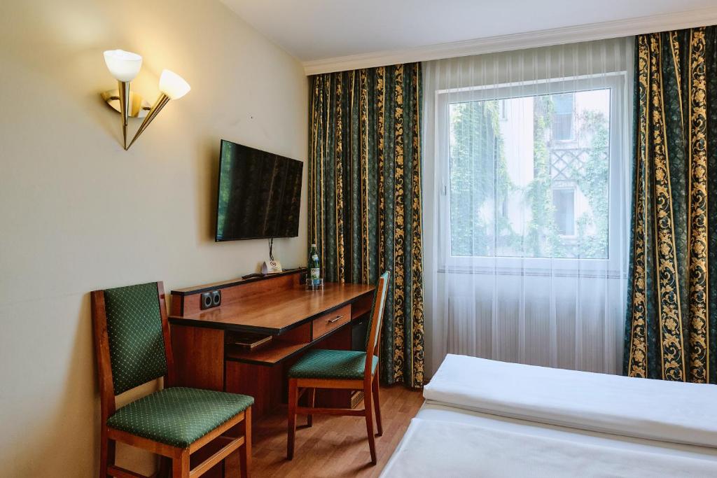 A television and/or entertainment centre at Hotel Deutschmeister