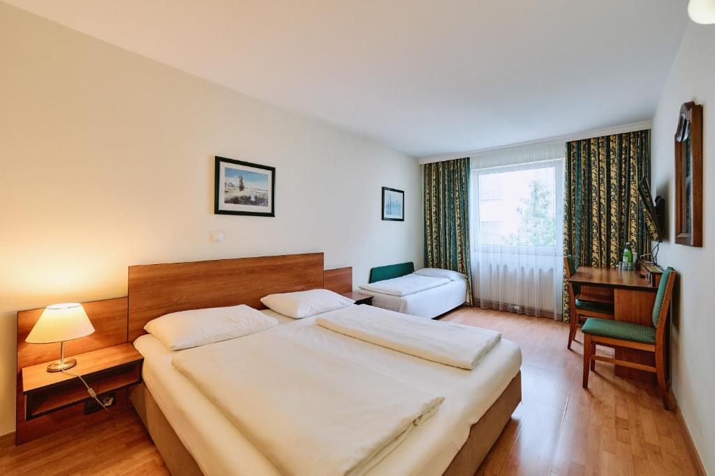 A bed or beds in a room at Hotel Deutschmeister