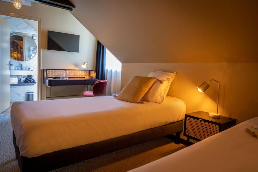 Postel nebo postele na pokoji v ubytování Brit Hotel Kara Sainte Anne d'Auray