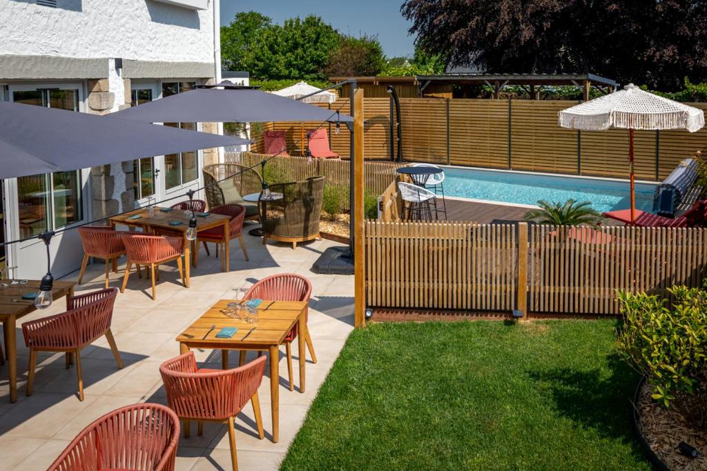 Bazén v ubytování Brit Hotel Kara Sainte Anne d'Auray nebo v jeho okolí