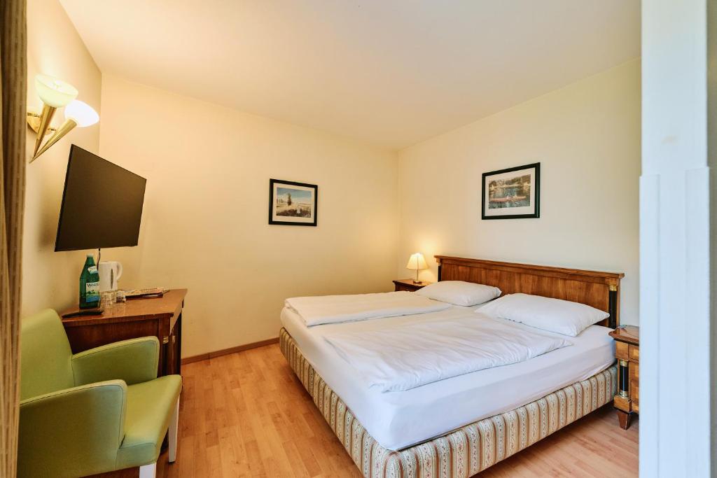 A bed or beds in a room at Hotel Deutschmeister