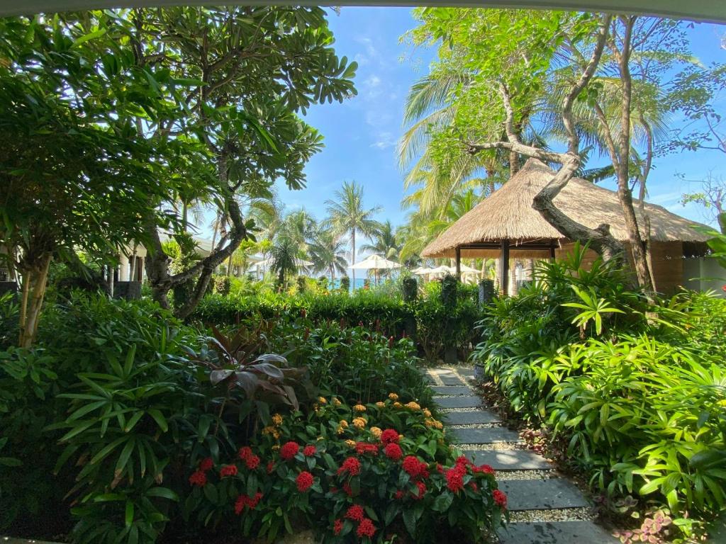 Phòng Deluxe Giường Đôi Nhìn Ra Hồ Bơi
