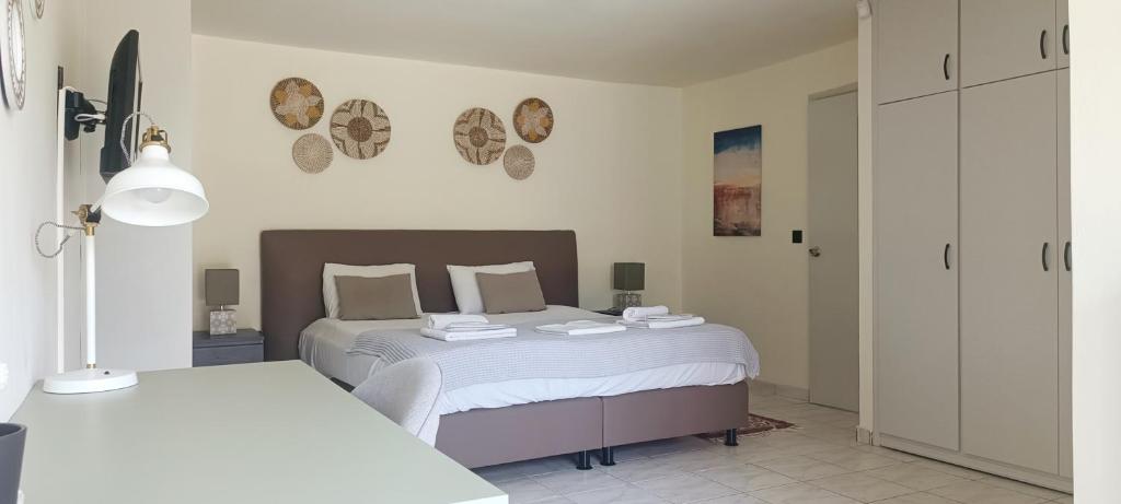 Posteľ alebo postele v izbe v ubytovaní Kalamata Garden Suite