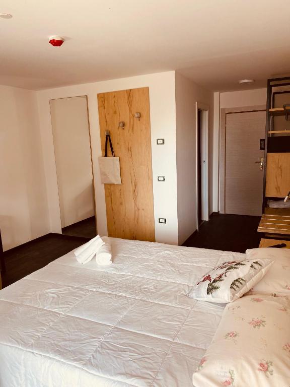 Postel nebo postele na pokoji v ubytování hotel Forte Carlomagno