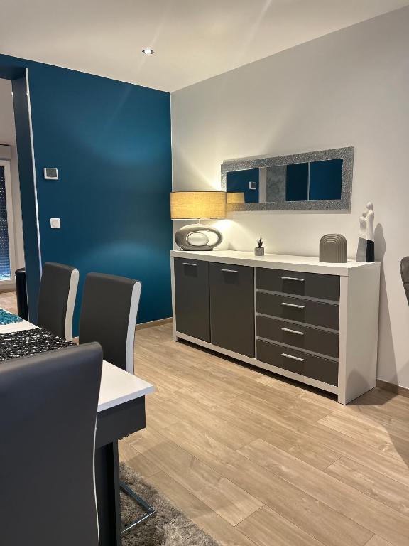 La salle de bains est pourvue d'un lavabo et d'un comptoir avec des chaises. dans l'établissement Maison de ville neuve et moderne, à Saint-Dizier