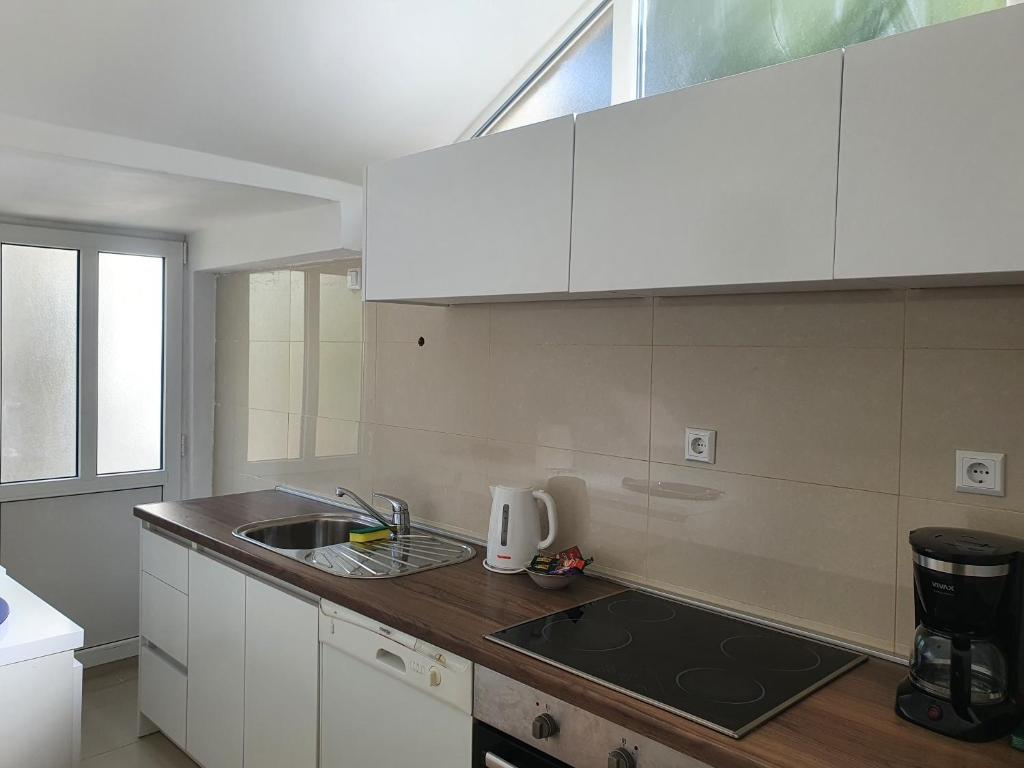 Kuchyň nebo kuchyňský kout v ubytování Apartmani Ana i Mia