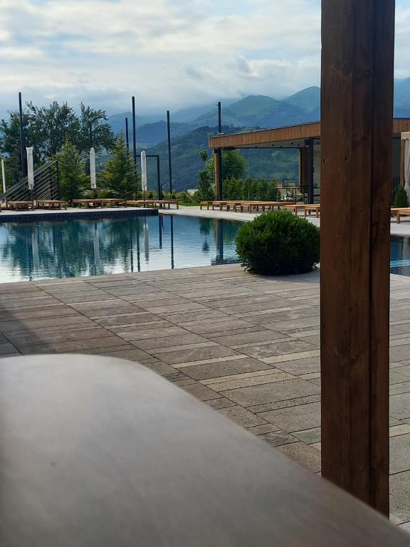 Nespecifikovaný výhled na hory nebo výhled na hory při pohledu z hotelu