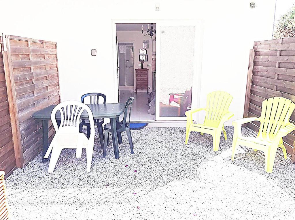 un groupe de chaises et une table sur une terrasse dans l'établissement Résidence des Deux Plages, à La Rochelle