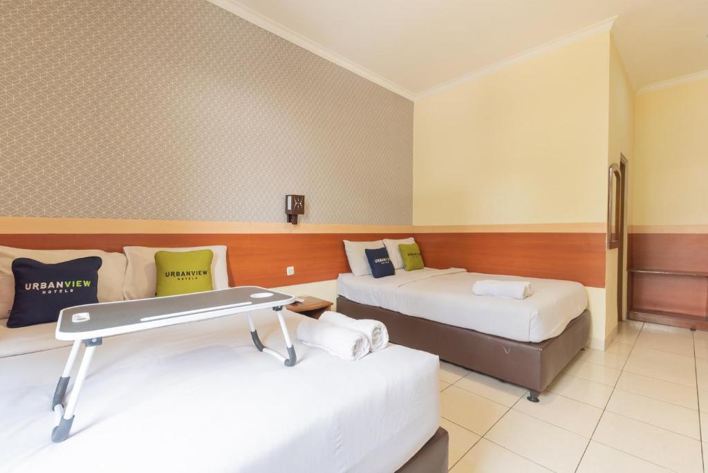 Urbanview Hotel Sakura Bandung - Family Room