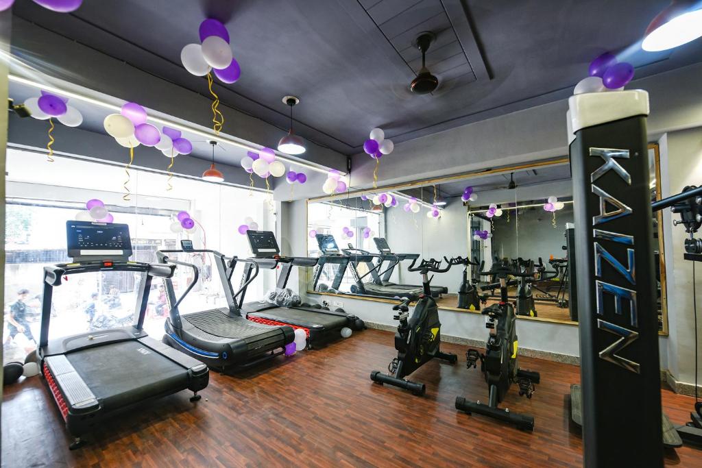 Fitness centrum a/nebo fitness zařízení v ubytování FabHotel The Yashobhumi Near Yashobhoomi Convention Centre