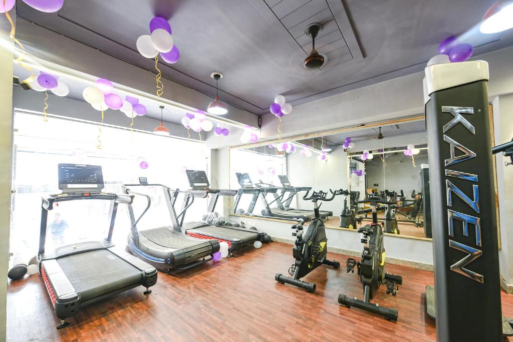 Fitness centrum a/nebo fitness zařízení v ubytování FabHotel The Yashobhumi Near Yashobhoomi Convention Centre