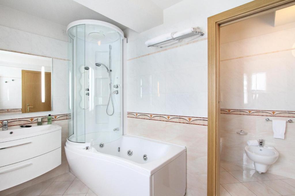Łazienka w obiekcie Hotel Grohmann