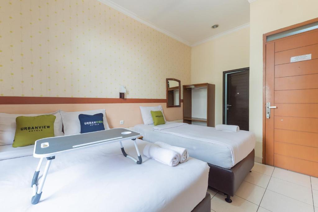 Urbanview Hotel Sakura Bandung - Triple Room