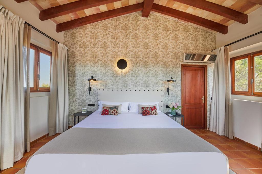 a bedroom with a large white bed in a room at Virrey Finca Hotel in Inca