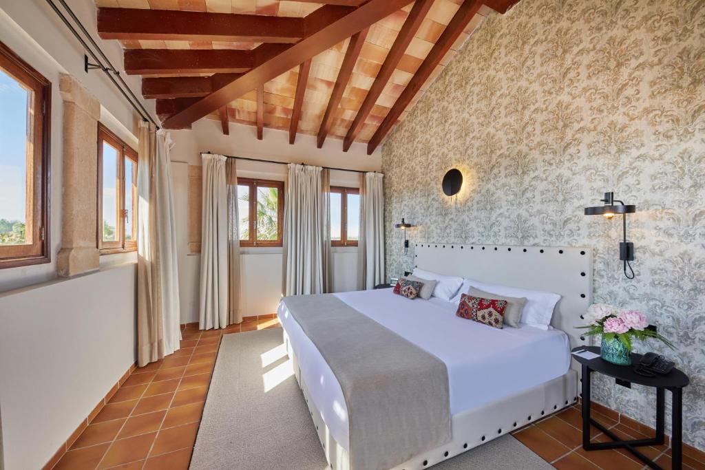 a bedroom with a large white bed in a room at Virrey Finca Hotel in Inca