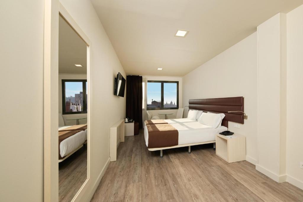 1881 Barcelona Gran Rosellon Hotel - Resim 17