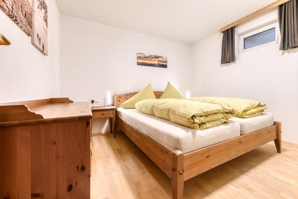 Ένα ή περισσότερα κρεβάτια σε δωμάτιο στο Chalet Tschengla