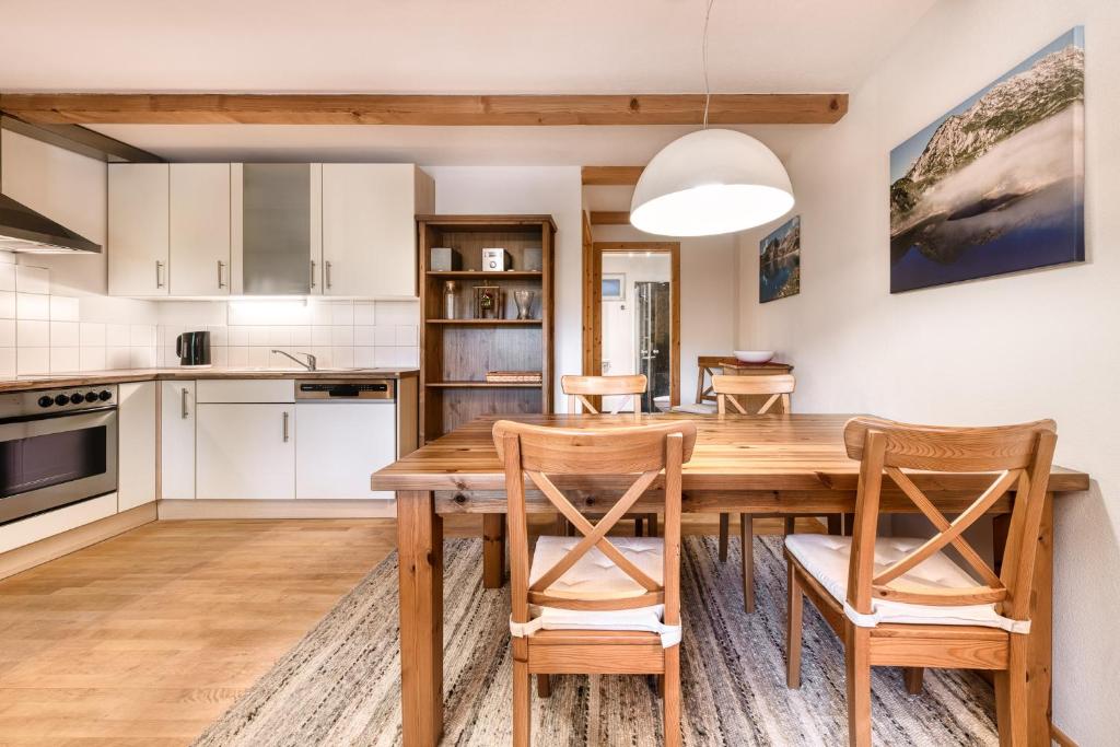 Η κουζίνα ή μικρή κουζίνα στο Chalet Tschengla