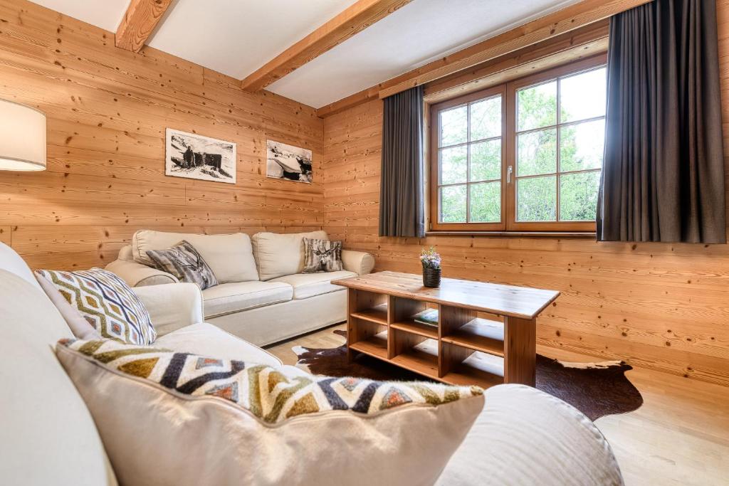 Χώρος καθιστικού στο Chalet Tschengla
