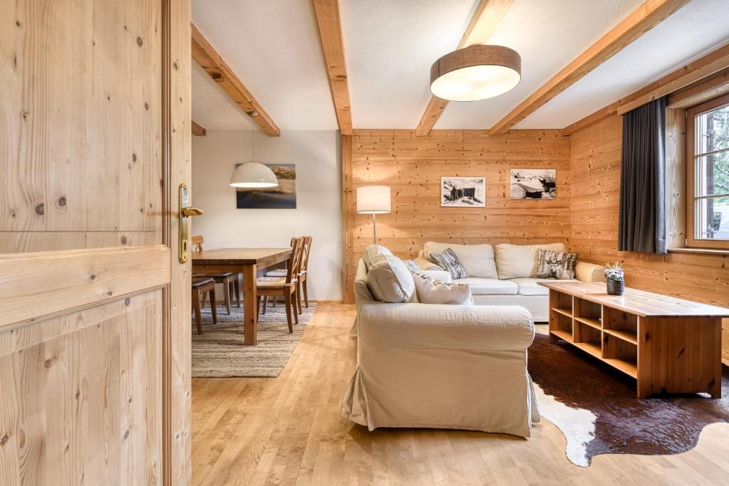 Χώρος καθιστικού στο Chalet Tschengla