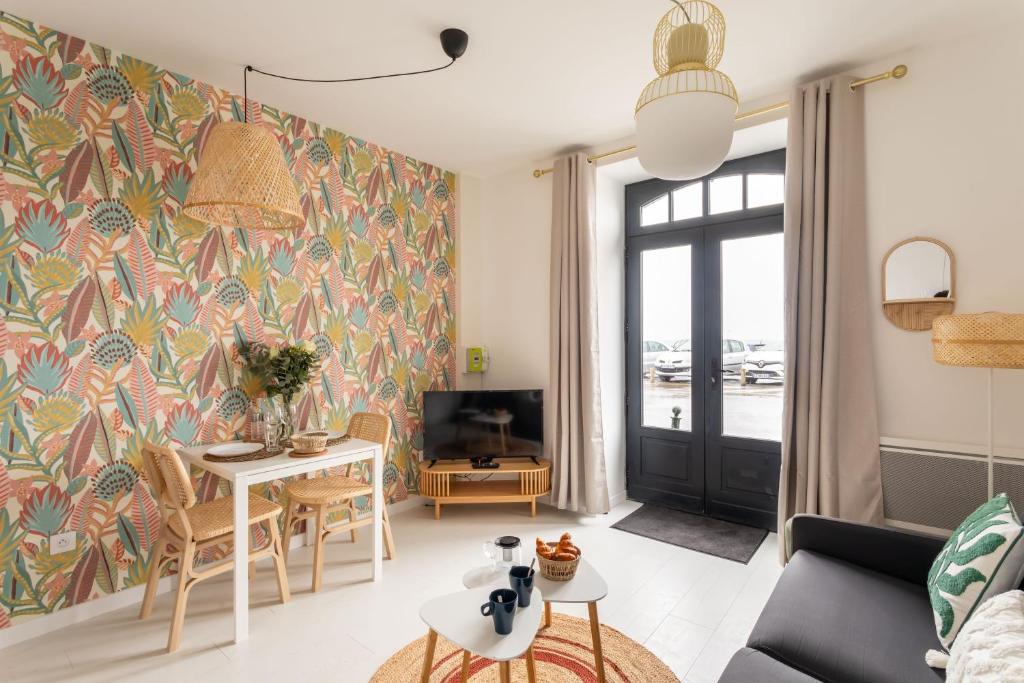 un salon avec un canapé et une table dans l'établissement Ty Peskaiden 0 - Appartement vue mer, à Cancale
